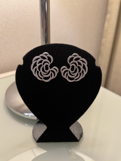 Brinco Flor Prateada Zirconia