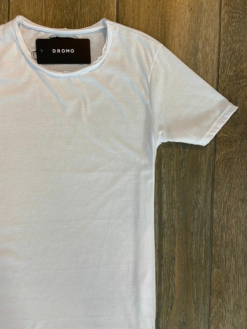 Remera basica cuello cortado 1004