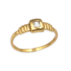 ANILLO CON CUBIC ZIRCÓN BLANCO CUADRADO ORO