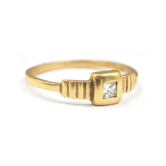 ANILLO CON CUBIC ZIRCÓN BLANCO CUADRADO ORO - GRABADOS MAI