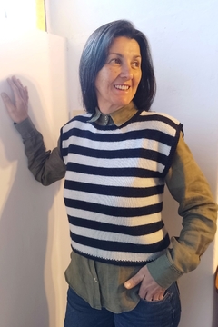 Chaleco de lana merino a RAYAS PERLA y AZUL MARINO - comprar online