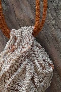 Colgante HALLAZGO. Tejido de rafia de seda y cobre. Cordón de hilo de cobre tejido - comprar online