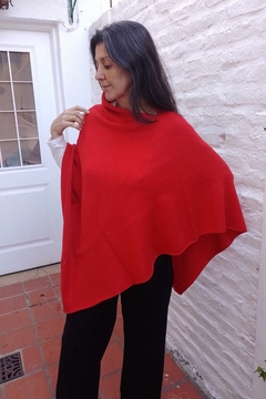 PONCHO TEJIDO ROJO Pura lana merino- terminaciones a mano 1m x 0,70m