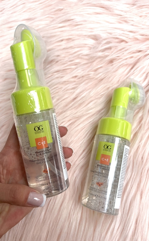 Limpiador diario con cepillo clarificante en espuma OG Vitamines C+E