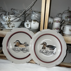 Par de platos en ceramica Made In Uruguay. Con motivo de patos y leyenda. 23 cm diametro. - comprar online