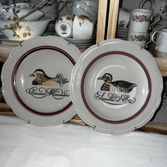 Par de platos en ceramica Made In Uruguay. Con motivo de patos y leyenda. 23 cm diametro. - tienda online