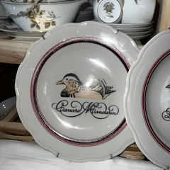 Par de platos en ceramica Made In Uruguay. Con motivo de patos y leyenda. 23 cm diametro. - El campito antigüedades