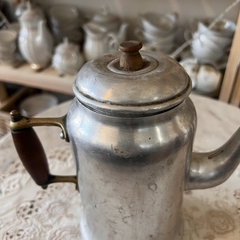 Angigua cafetera en aluminio, con detalles y señales de uso y antigüedad. Mango en bronce y madera. Ind. Arg. en internet
