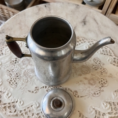 Angigua cafetera en aluminio, con detalles y señales de uso y antigüedad. Mango en bronce y madera. Ind. Arg. - El campito antigüedades