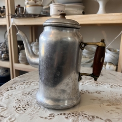 Angigua cafetera en aluminio, con detalles y señales de uso y antigüedad. Mango en bronce y madera. Ind. Arg. - comprar online