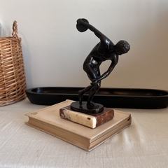 Estatua de bronce del Discóbolo, una famosa escultura griega antigua. - comprar online