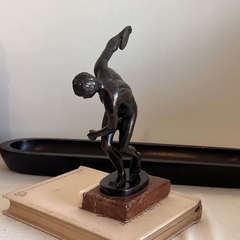 Estatua de bronce del Discóbolo, una famosa escultura griega antigua. en internet