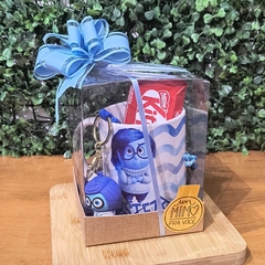 Kit Presente Tristeza – Caneca e Chaveiro Personalizados "Divertidamente 2" e Doces
