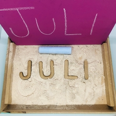 Caja arena con letras en internet