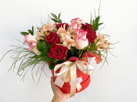Box G com 12 rosas mistas (6 vermelhas e 6 cor-de-rosa)