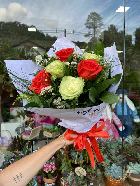 Buquê com 6 rosas misto (3 salmão e 3 branca)