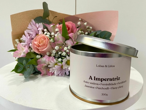 Combo Feminilidade: Micro buquê variado + Vela aromática "a imperatriz"