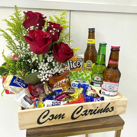 Bandeja de madeira rosas e cervejas