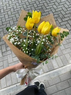 Mini-buquê com 5 tulipas amarelas + raffaello
