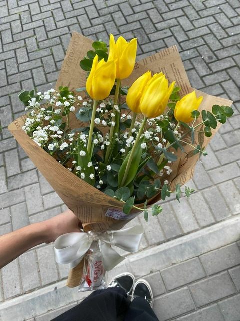 Mini-buquê com 5 tulipas amarelas + raffaello