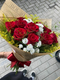 Buquê com 10 rosas vermelhas