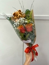 Ram. 2 rosas salmão + mini ursinho (buquê) - comprar online