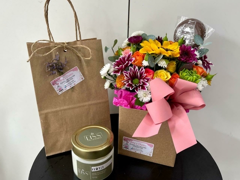 Combo: Caixinha florida c/ girassol + pirulito chocolate "com carinho" + vela aromática 120g - comprar online