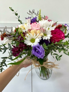 Arranjo de flores variadas + Vaso de vidro na internet