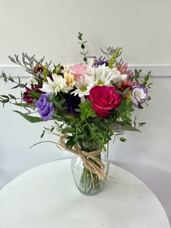 Arranjo de flores variadas + Vaso de vidro - comprar online