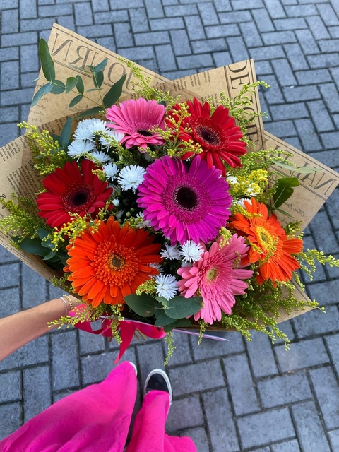 Buquê Bárbara (7 gérberas coloridas) - comprar online