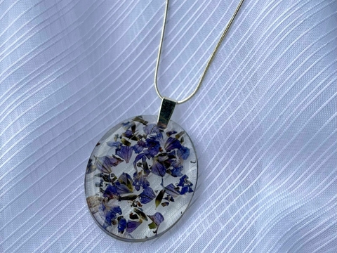 Colar de resina com flores desidratadas - comprar online