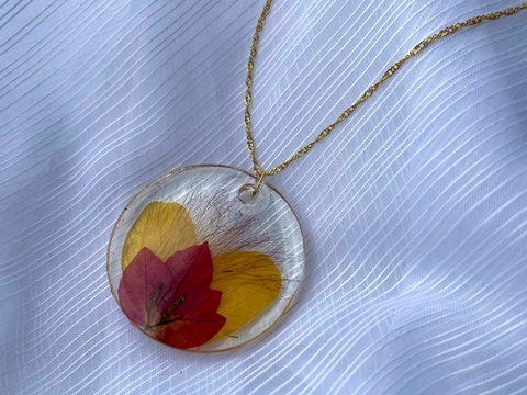 Colar de resina com flores desidratadas - comprar online
