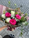 Buquê com 3 rosas brancas e 3 rosas pink