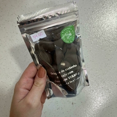 Drágea de castanha de caju com chocolate vegano