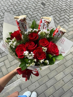 Buquê de 7 rosas vermelhas + kinder bueno - comprar online