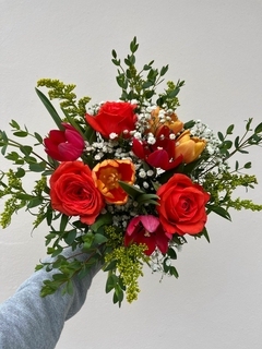 Buquê 6 tulipas e 3 rosas - comprar online