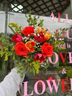 Buquê 6 tulipas e 3 rosas na internet