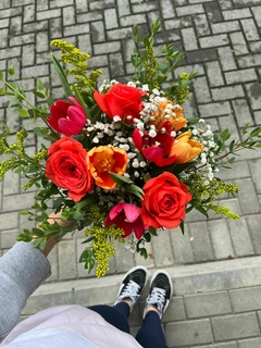 Buquê 6 tulipas e 3 rosas