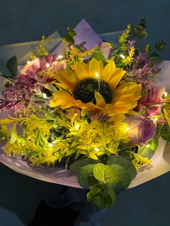 BUQUÊ ENROLADOS + CARTÃO RAPUNZEL "VOCÊ É A LUZ" (FLORES ARTIFICIAIS) - comprar online