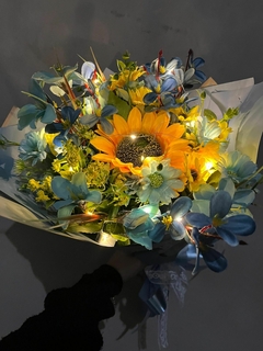 Buquê Van Gogh Eterno Iluminado + cartão Noite Estrelada (flores artificiais) - comprar online