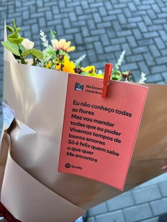 BUQUÊ ME ENCONTRA (FLORES ARTIFICIAIS) - Floricultura Arte e Cheiro