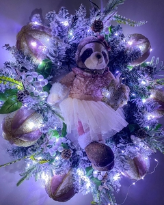 Guirlanda Nevada Menina Preguiça - Doce Encanto Lar