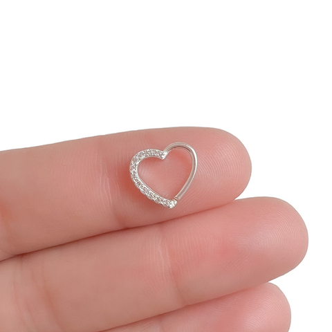 Piercing para daith coração liso e cravejado, orelha direita