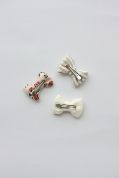 Moño pinza mediana flores - comprar online