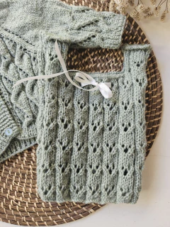 Conjunto tejido saquito + chalequito Verde en internet