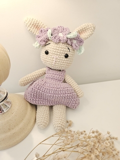 Muñeco de apego amigurumi crochet Coneja flores Lila aviador 23cm - Petit Magnolia bebés
