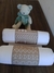 rolinho-segura-bebe-branco-e-bege-geometrico