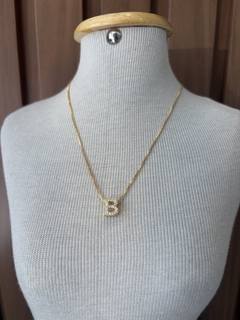 Colar letra cravejada | dourado ou prata - comprar online