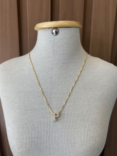Colar letra cravejada | dourado ou prata - comprar online