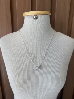 Colar letra cravejada | dourado ou prata